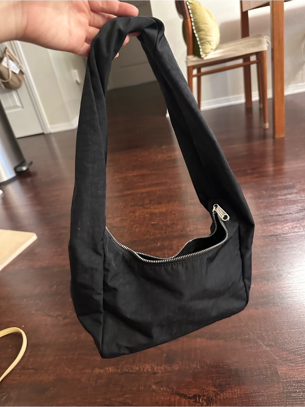 BAGGU merengue Black Shoulder Bag with Silver Zipper